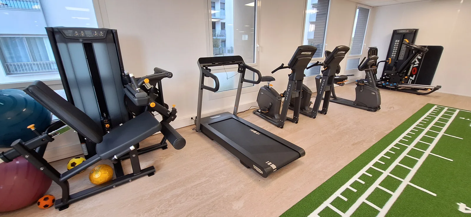 Tapis de marche, vélos et appareils de renforcement au centre Katalyste Guyancourt.