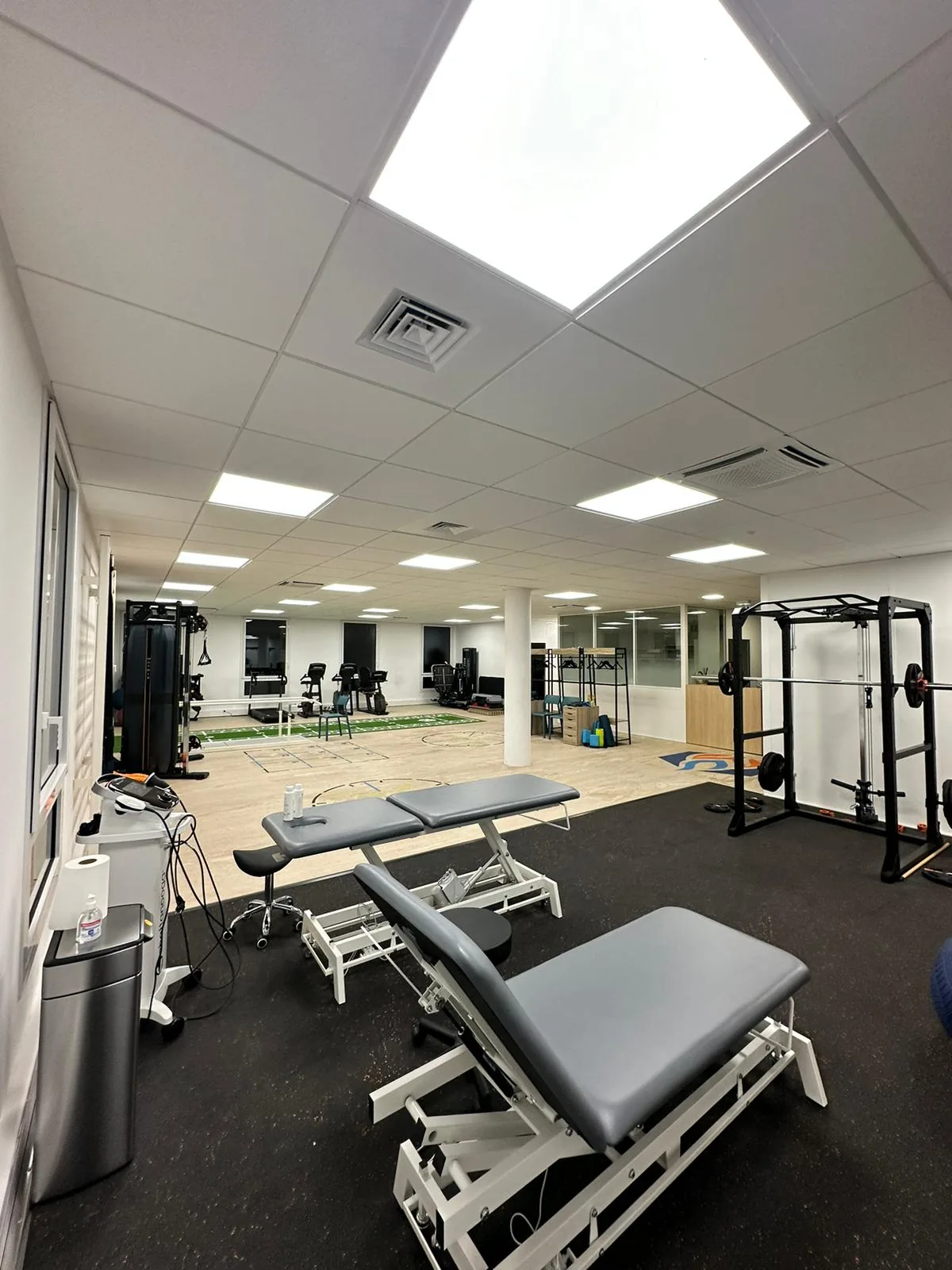 Tables de soins et espace de renforcement sur le plateau de Katalyste Guyancourt.