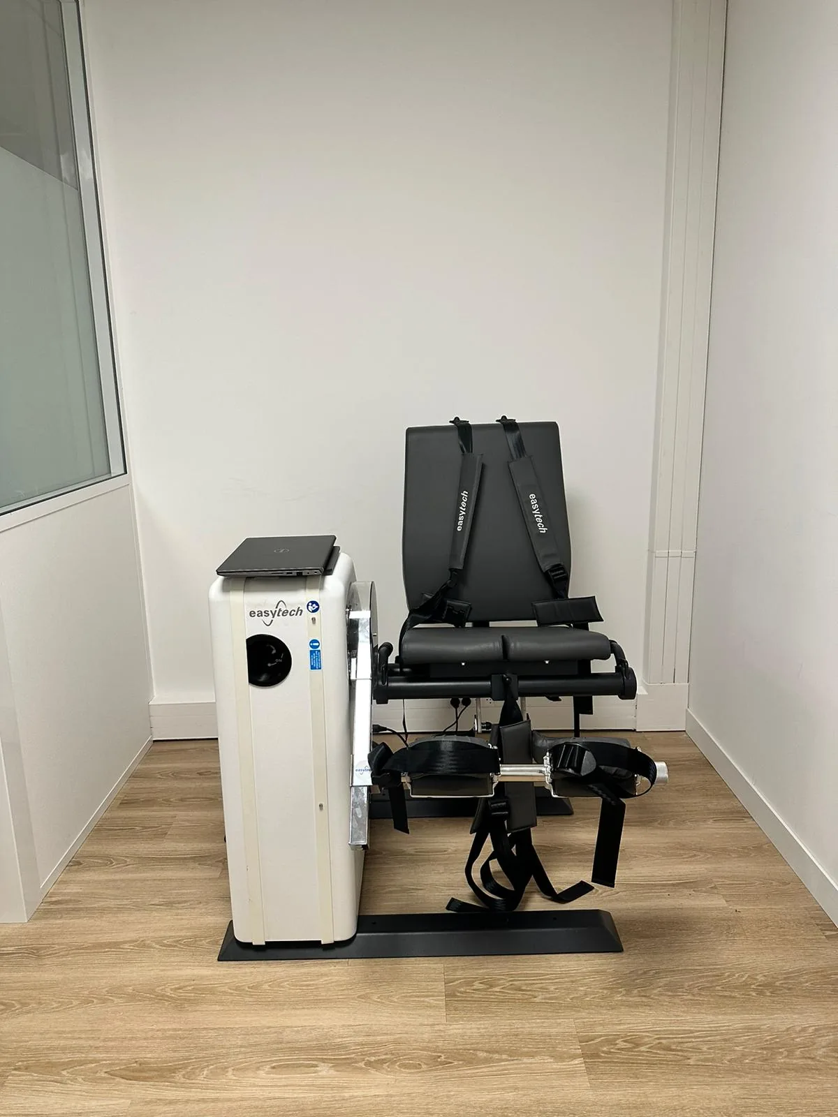 Appareil d’isocinétisme avec fauteuil, sangles et module de mesure à Katalyste Guyancourt.
