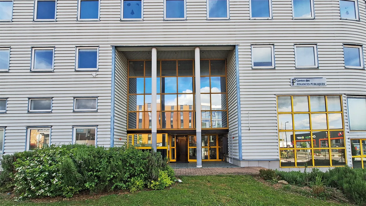 Entrée du bâtiment avec portes et encadrements jaunes.