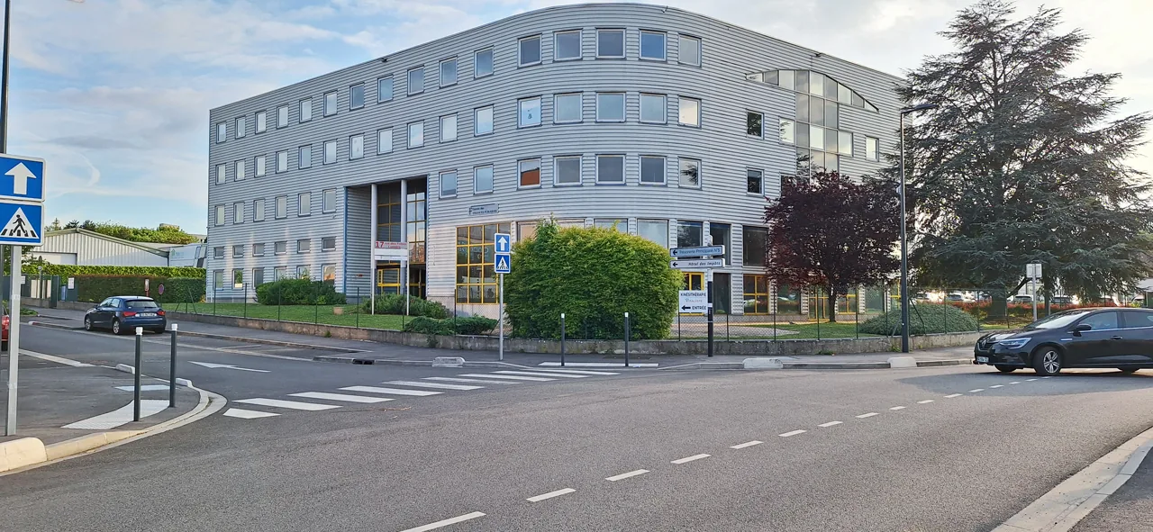 Vue extérieure du bâtiment du 17 rue des Frères Lumière à Plaisir.